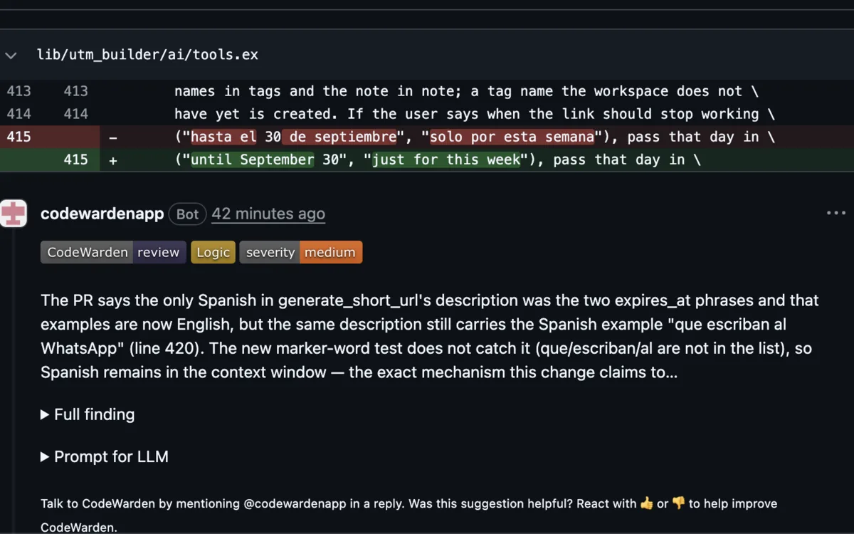 Comentario de revisión de CodeWarden en un pull request de GitHub, con la etiqueta Logic y severidad media, que señala una frase en español que el cambio no incluyó en la línea 420.
