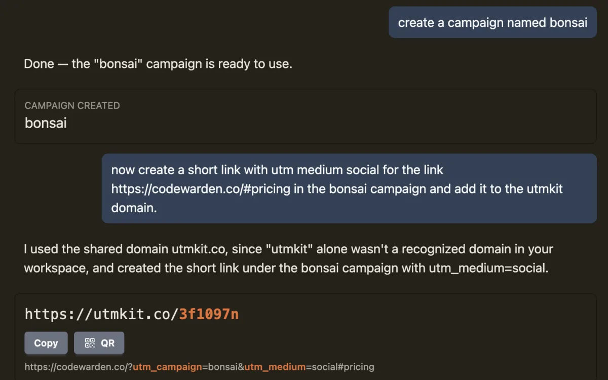 Chat de UTMKit: el usuario pide una campaña llamada bonsai y luego un enlace corto con utm_medium=social; UTMKit crea ambos y devuelve utmkit.co/3f1097n con los botones Copy y QR.